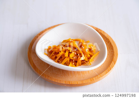 Kinpira made from bevelled slices of pumpkin 124997198