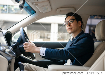 A man driving a car 124998514