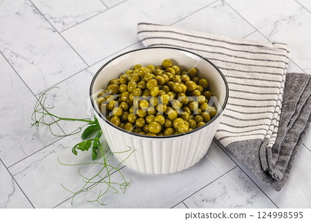 Cannes Fresh green peas in the bowl Cannes Fresh green peas in the bowl 124998595