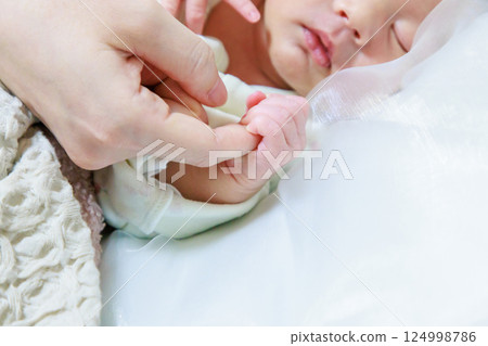 嬰兒的小手新生兒握住手指 124998786