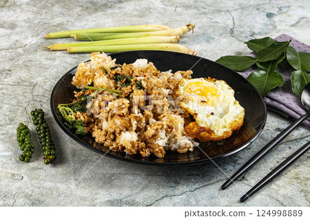Rice with minced meat and basil 124998889
