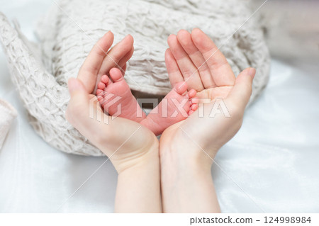 新生兒的腳和媽媽的手 新生兒的腳和媽媽的手 124998984