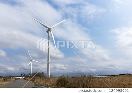 山形縣酒田市的風力發電風車 山形縣酒田市的風力發電風車 124998991