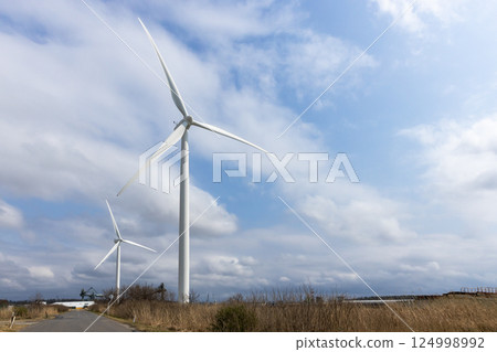 山形縣酒田市的風力發電風車 124998992