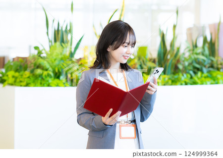操作智能手機的女商人 124999364