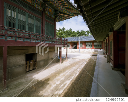 Seoul, South Korea [Deoksugung Palace] Hamnyeongjeon Hall / Deoksugung, Seoul, South Korea 124999501