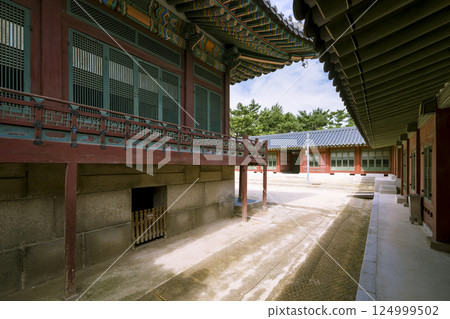 Seoul, South Korea [Deoksugung Palace] Hamnyeongjeon Hall / Deoksugung, Seoul, South Korea 124999502