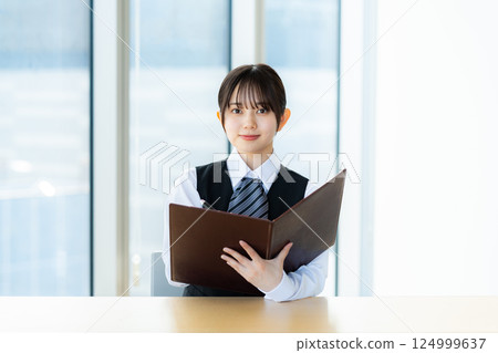 接待處的一位年輕女商人 接待處的一位年輕女商人 124999637