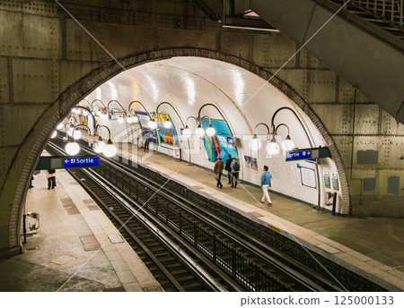 Paris Metro Cité Station *Photo taken in 2019 Paris Metro Cité Station *Photo taken in 2019 125000133