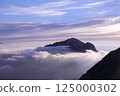 凱科馬山漂浮在雲層中 125000302