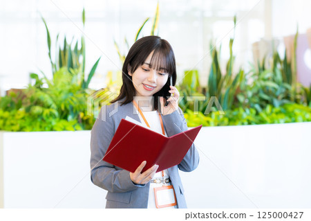 Business woman calling with a smartphone 125000427