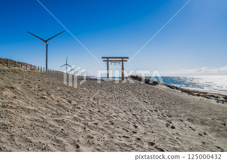 從靜岡縣掛川市千濱沙丘望去，藍天映襯下的鳥居和風力發電廠 125000432