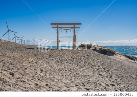 A view of the torii gates and wind power generation facilities against the blue sky from Chihama Sand Dunes in Kakegawa City (Shizuoka Prefecture) A view of the torii gates and wind power generation facilities against the blue sky from Chihama Sand Dunes in Kakegawa City (Shizuoka Prefecture) 125000433