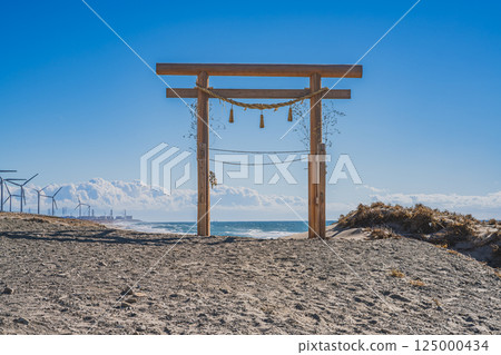 A view of the torii gates against the blue sky from Chihama Sand Dunes in Kakegawa City (Shizuoka Prefecture) 125000434