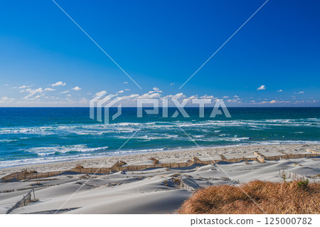 The sea and sky seen from Chihama Sand Dunes in Kakegawa City against the blue sky (Shizuoka Prefecture) The sea and sky seen from Chihama Sand Dunes in Kakegawa City against the blue sky (Shizuoka Prefecture) 125000782