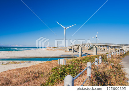 Kuniyasu Coast, Shiosai Bridge, and wind power generation facilities in Kakegawa City, Shizuoka Prefecture, against the blue sky Kuniyasu Coast, Shiosai Bridge, and wind power generation facilities in Kakegawa City, Shizuoka Prefecture, against the blue sky 125000895