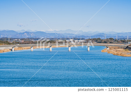 The Kikugawa River seen from Shiosai Bridge against the blue sky in Kakegawa City (Shizuoka Prefecture) 125001115