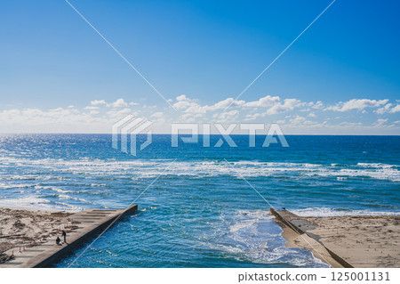 The view of the Enshu Sea from Shiosai Bridge in Kakegawa City against the blue sky (Shizuoka Prefecture) 125001131