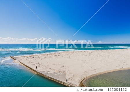 The ocean and Kuniyasu Coast as seen from Shiosai Bridge against the blue sky in Kakegawa City (Shizuoka Prefecture) 125001132