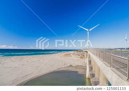 Kuniyasu Coast, Shiosai Bridge, and wind power generation facilities in Kakegawa City, Shizuoka Prefecture, against the blue sky 125001133