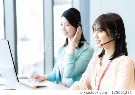 在辦公室工作的女性操作員 125001285