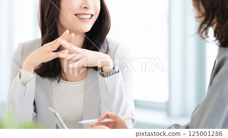 Two women/businesswomen having a meeting 125001286