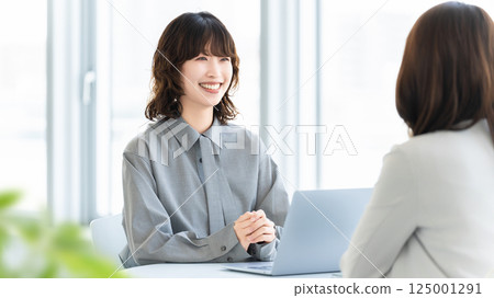 兩個女商人開會 125001291