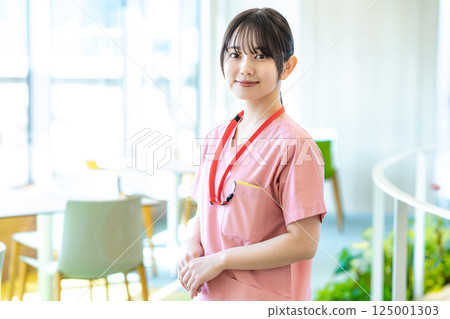 Medical staff working in hospital 125001303