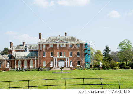 倫敦郊區哈奇蘭茲公園一棟陽光明媚的紅磚老建築 倫敦郊區哈奇蘭茲公園一棟陽光明媚的紅磚老建築 125001430