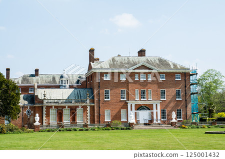 倫敦郊區哈奇蘭茲公園一棟陽光明媚的紅磚老建築 125001432