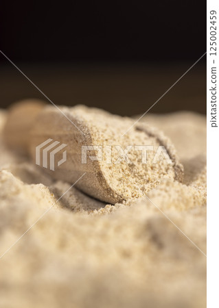 a large amount of wheat flour with bran without peeling, flour in a spoon a large amount of wheat flour with bran without peeling, flour in a spoon 125002459