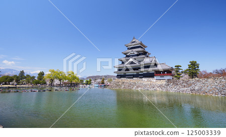 Matsumoto castle shining in the blue sky Matsumoto castle shining in the blue sky 125003339