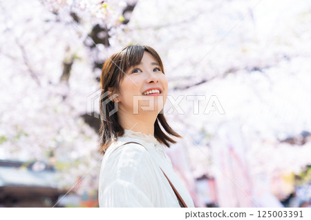 Woman watching cherry blossoms Somei Yoshino and woman 125003391