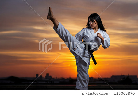 女人做空手道踢 125003870