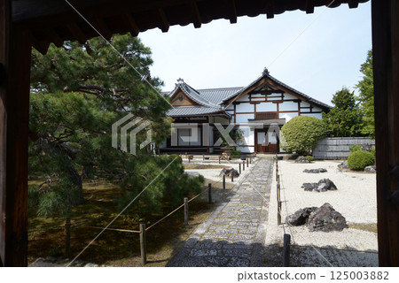 從京都市上京區慈聖院山門望去的寺院內景色 從京都市上京區慈聖院山門望去的寺院內景色 125003882