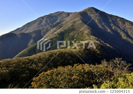 Takadeck and Amegatake in late autumn as seen from Ryugatake in the Tenshi Mountains Takadeck and Amegatake in late autumn as seen from Ryugatake in the Tenshi Mountains 125004315
