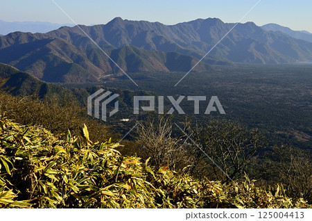 From the bamboo grass of Mount Ryugatake in the Tenshi Mountains. The morning sun shines on the Misaka Mountains. 125004413