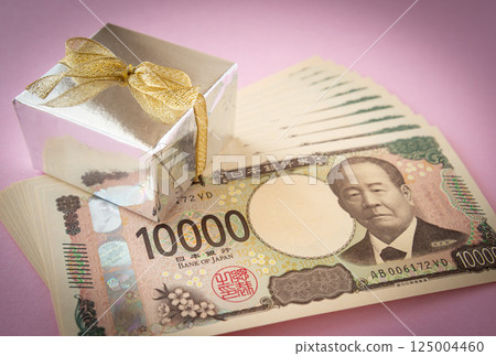 100,000 yen and a gift 125004460