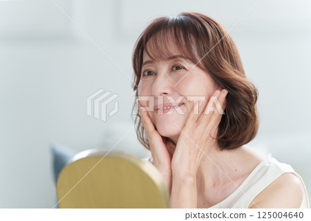 做皮膚護理的高級婦女（美容） 125004640