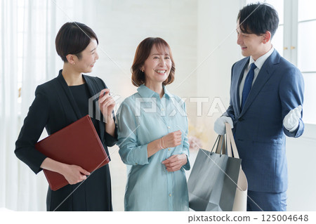 Smiling customers and staff 125004648