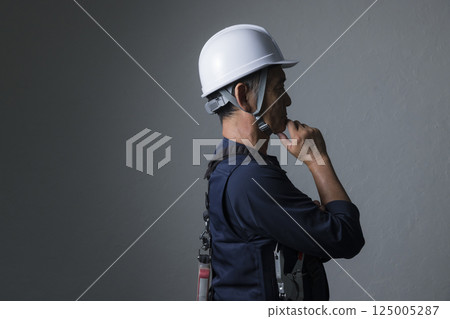 一位老人戴著安全帽 125005287