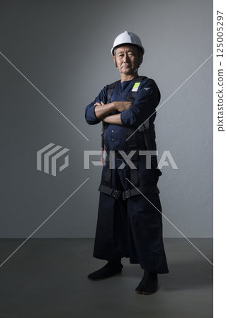 一位老人戴著安全帽 125005297