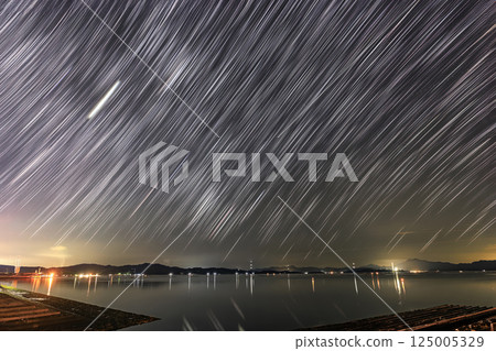 Autumn starry sky in Setouchi: Star trails rising in the eastern sky 125005329