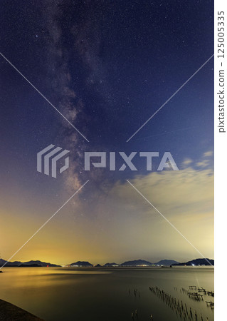 Starry scenery in early autumn in Setouchi - Summer Milky Way in the evening sky 125005335