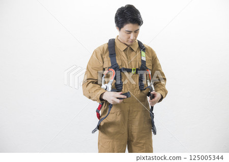 一名身穿全套安全帶的男子 125005344