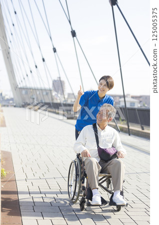 乘坐輪椅的老人 125005375