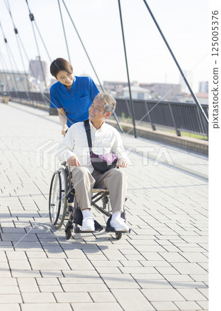 乘坐輪椅的老人 乘坐輪椅的老人 125005376