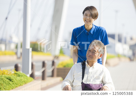 乘坐輪椅的老人 125005388