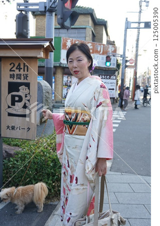 一位穿著長袖和服的女子漫步在江戶 一位穿著長袖和服的女子漫步在江戶 125005390