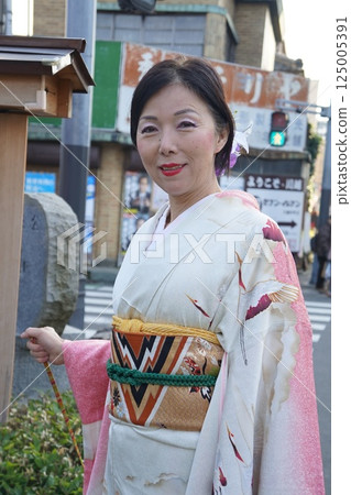 一位穿著長袖和服的女子漫步在江戶 125005391